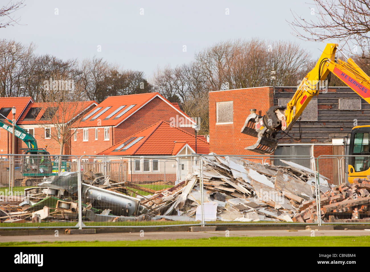 Alte Häuser abgerissen in Sunderland und ersetzt durch moderne grün bauen Gehäuse. Stockfoto