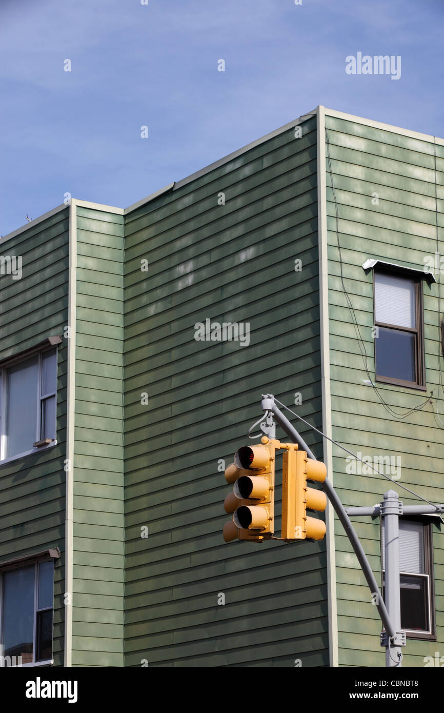 Grün lackierten Schindel Ziegel verkleideten Wand der Wohnung Block, Williamsburg, Brooklyn, New York City, New York, USA Stockfoto