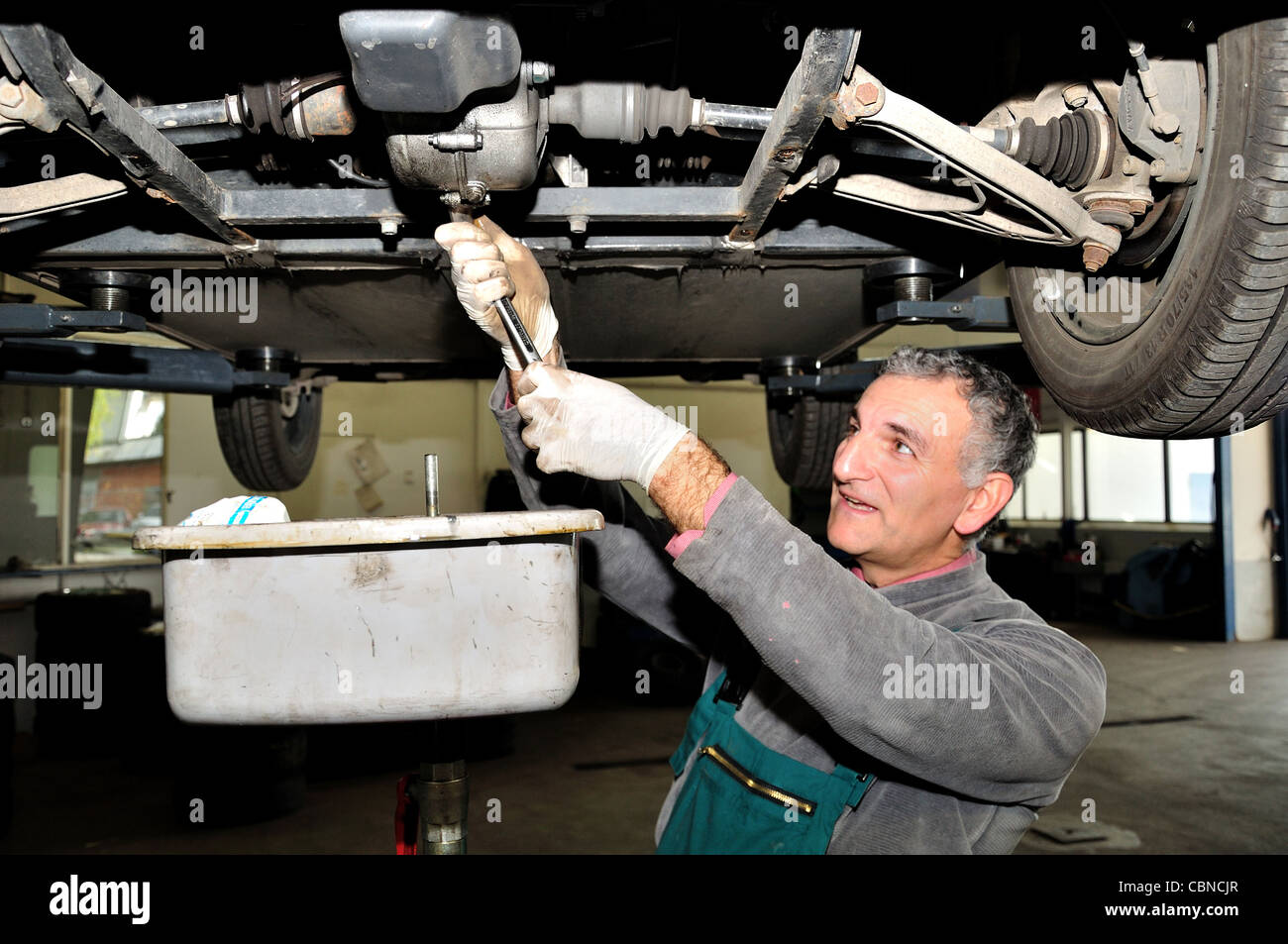 Mechaniker, Motoröl wechseln. Stockfoto