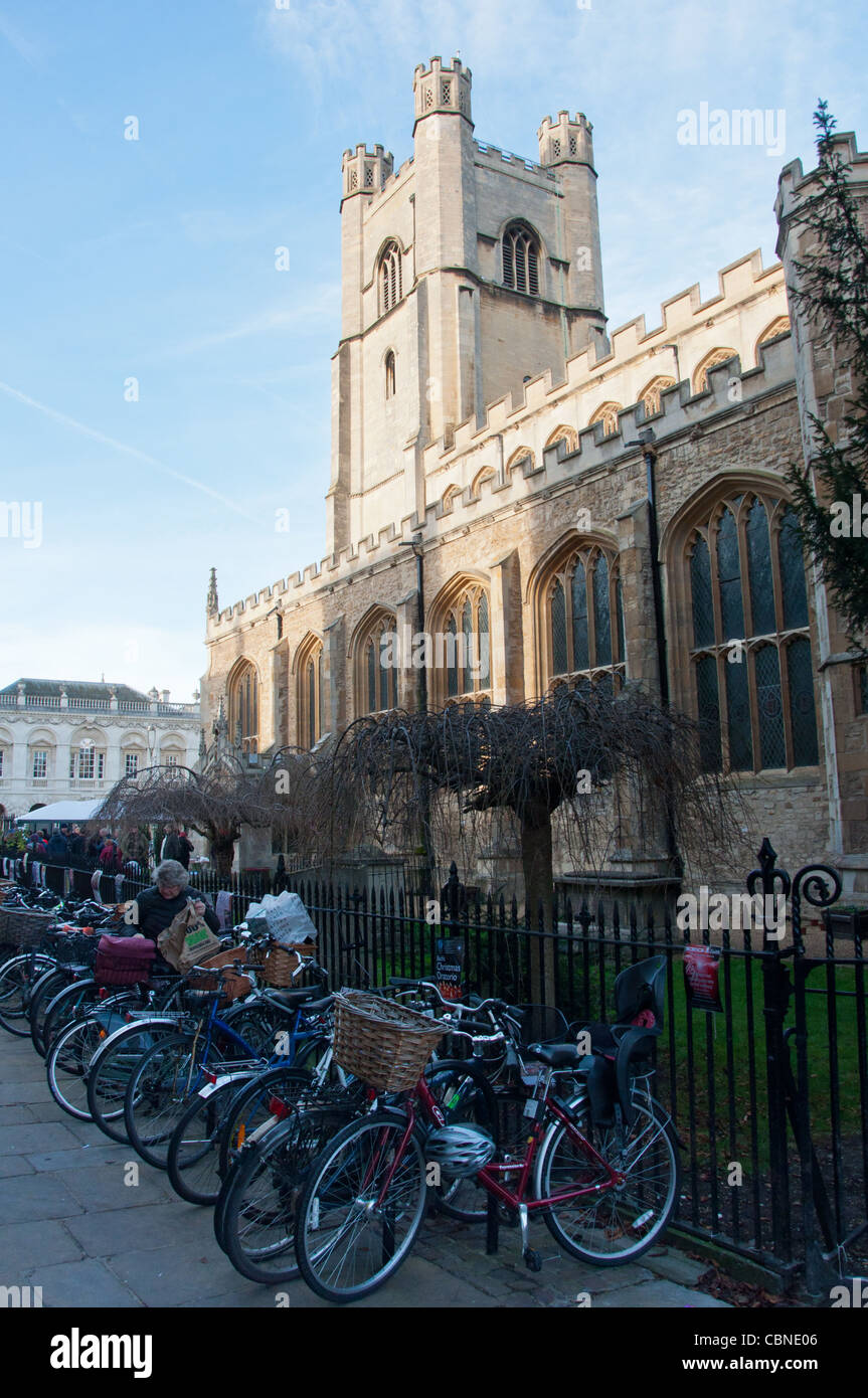 Reihen von Fahrrädern an Str. Marys Kirche am Marktplatz, Cambridge, UK Stockfoto