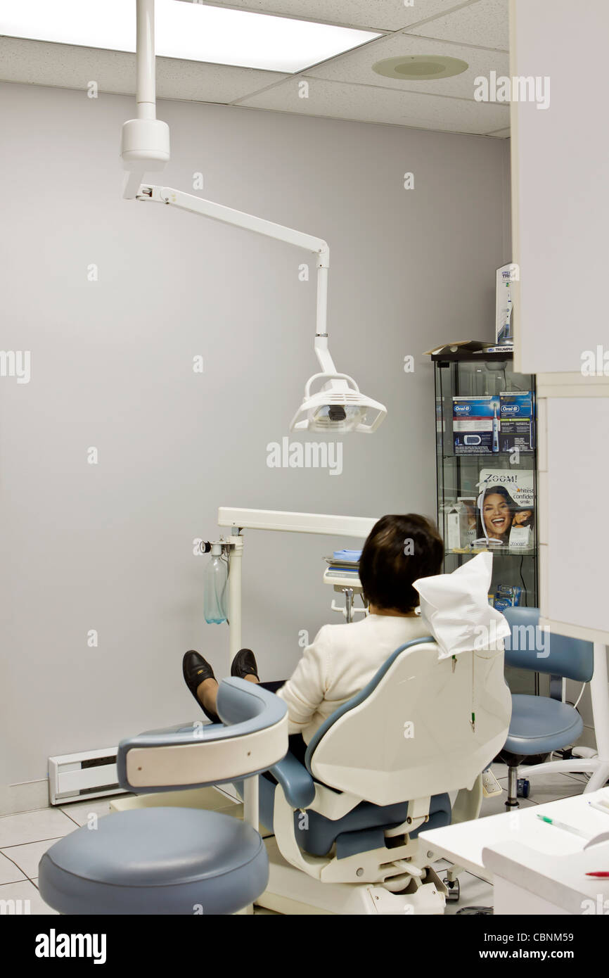 Geduldig warten die Dentalhygienikerin in der Zahnarztpraxis in Montreal, Kanada. Stockfoto