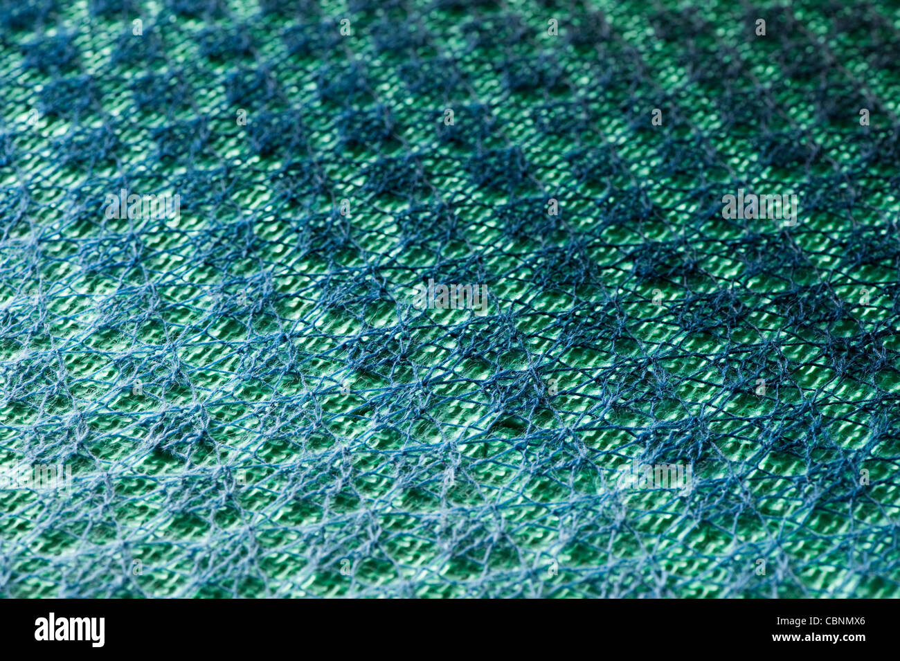 Bunte Garn gestrickt Lace Schal blockiert: gedämpft und streckte sich auf Schaumstoffmatten und Lochmuster vollständig anzeigen Stockfoto