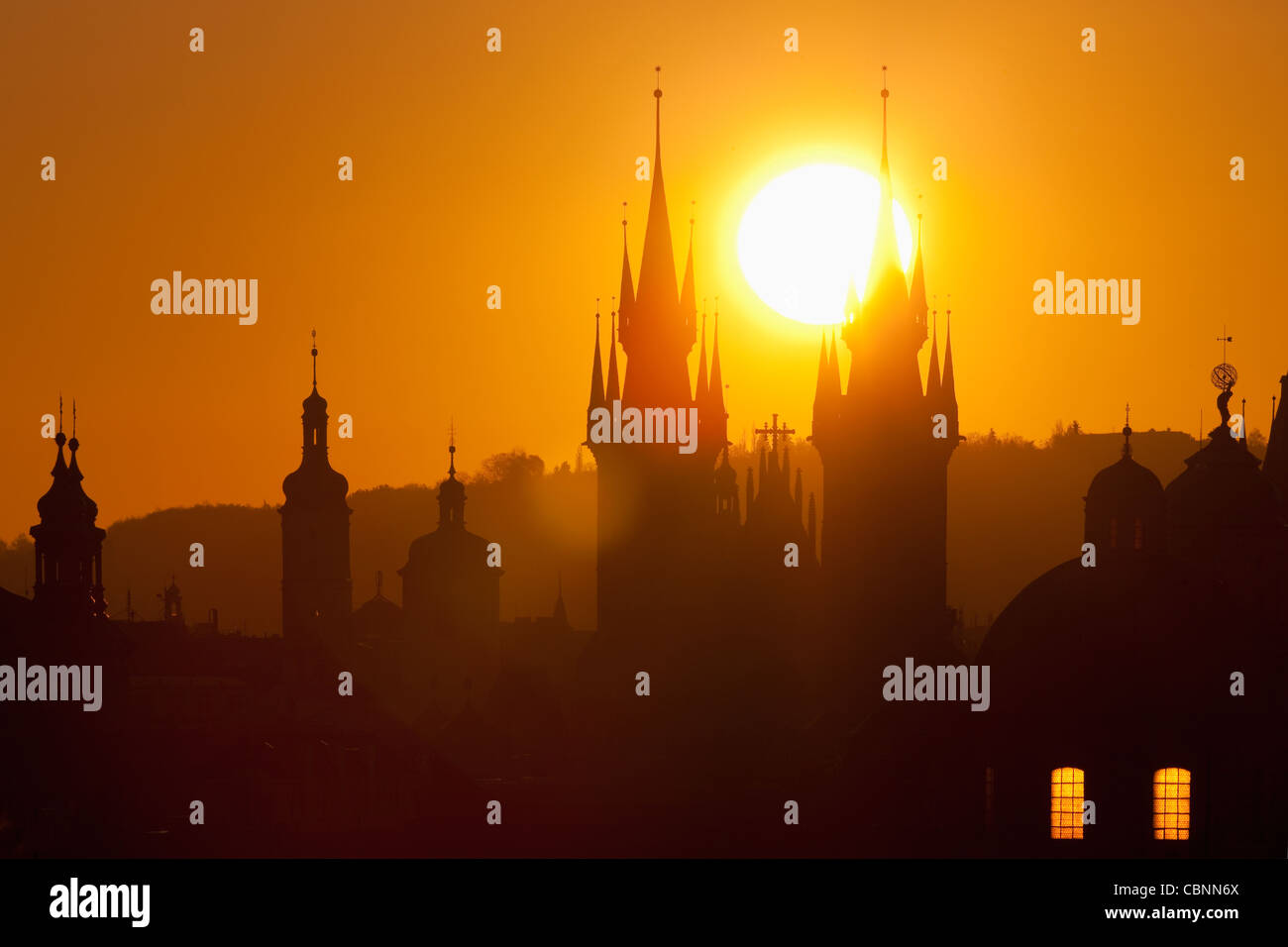 Tschechische Republik, Prag - Türme der alten Stadt und Tyn Kirche bei Sonnenaufgang Stockfoto
