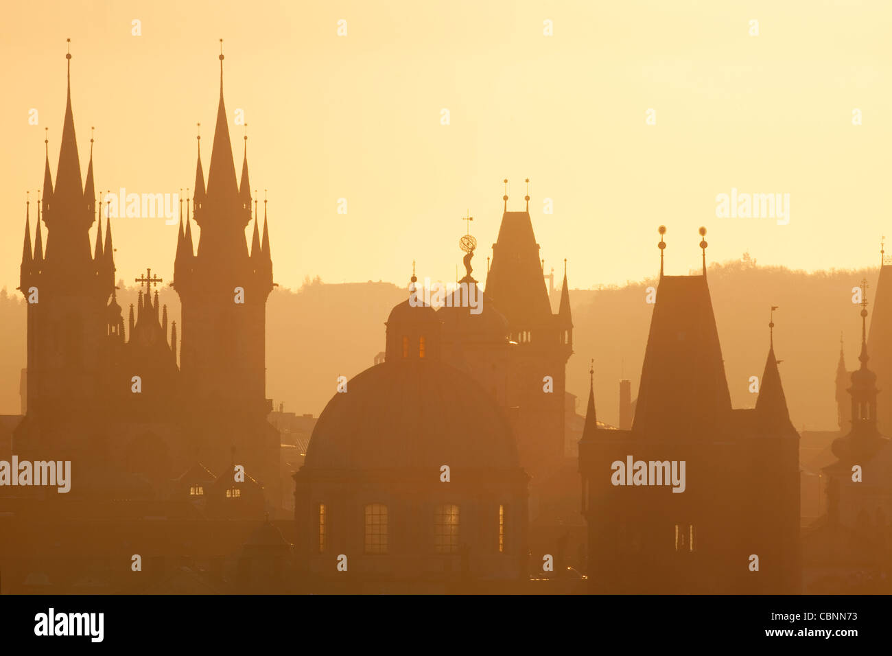 Tschechische Republik, Prag - Türme der alten Stadt und Tyn Kirche am nebligen Morgen Stockfoto
