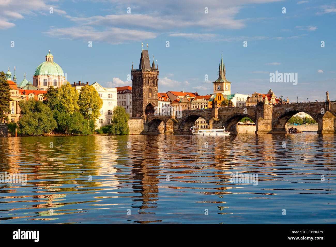 Tschechische Republik-Prag - Karlsbrücke und Türme der Altstadt Stockfoto