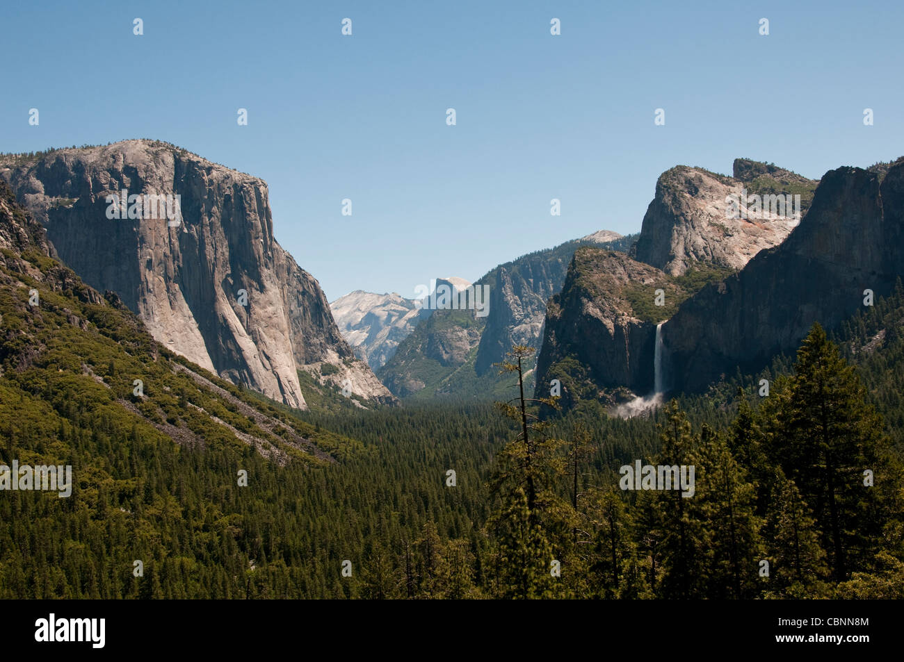 Yosemite-Tal von Tunnel Viewpoint Half Dome El Capitan im Yosemite-Nationalpark, Kalifornien Stockfoto