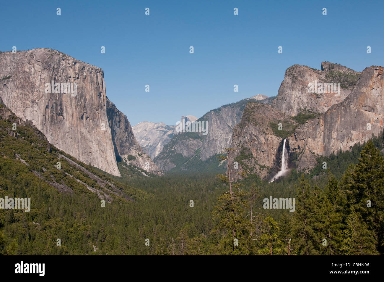 Yosemite-Tal von Tunnel Viewpoint Half Dome El Capitan im Yosemite-Nationalpark, Kalifornien Stockfoto