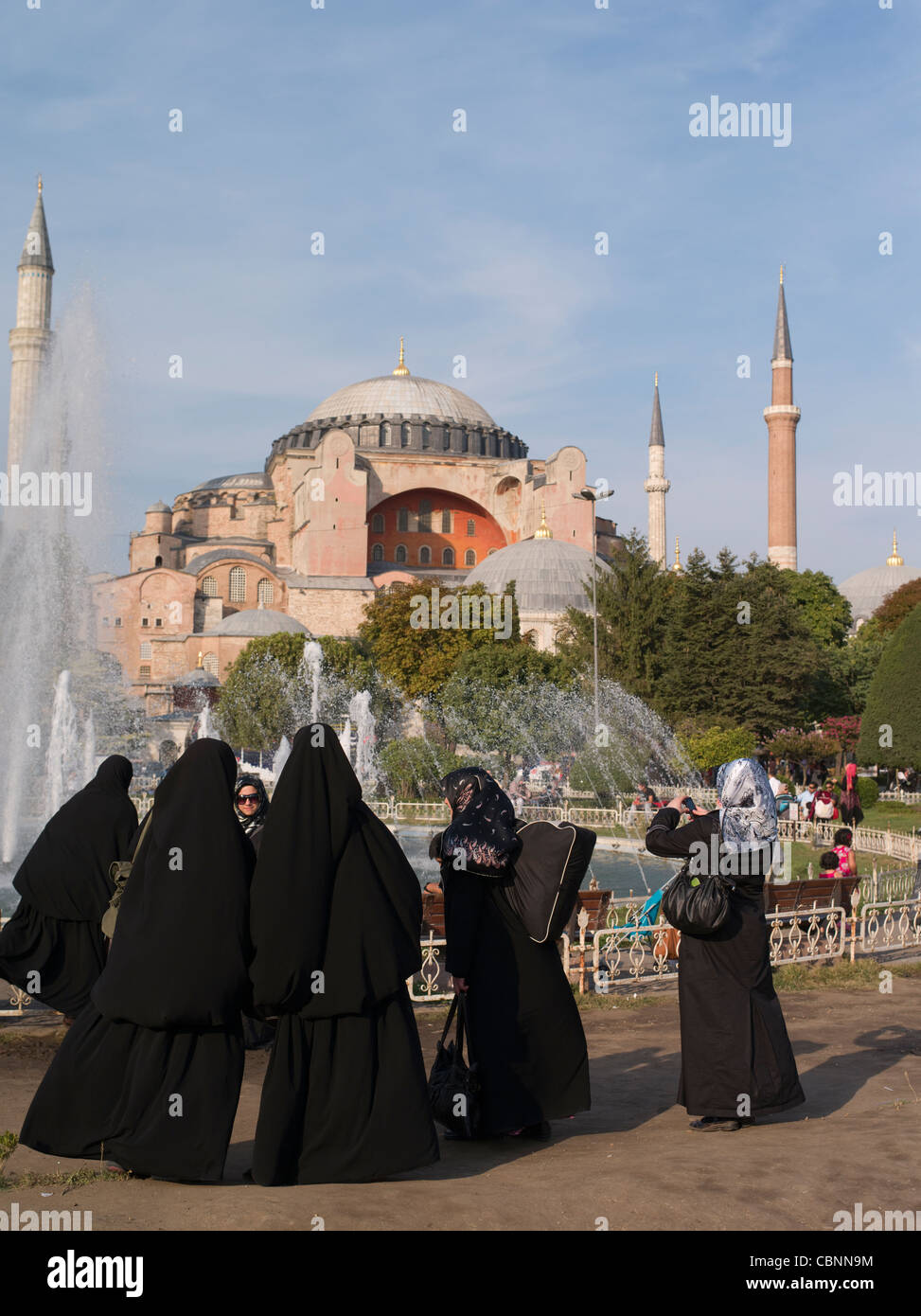 Frauen in Abaya Mantel stehen vor der Aya Sofya, Istanbul, Türkei Stockfoto