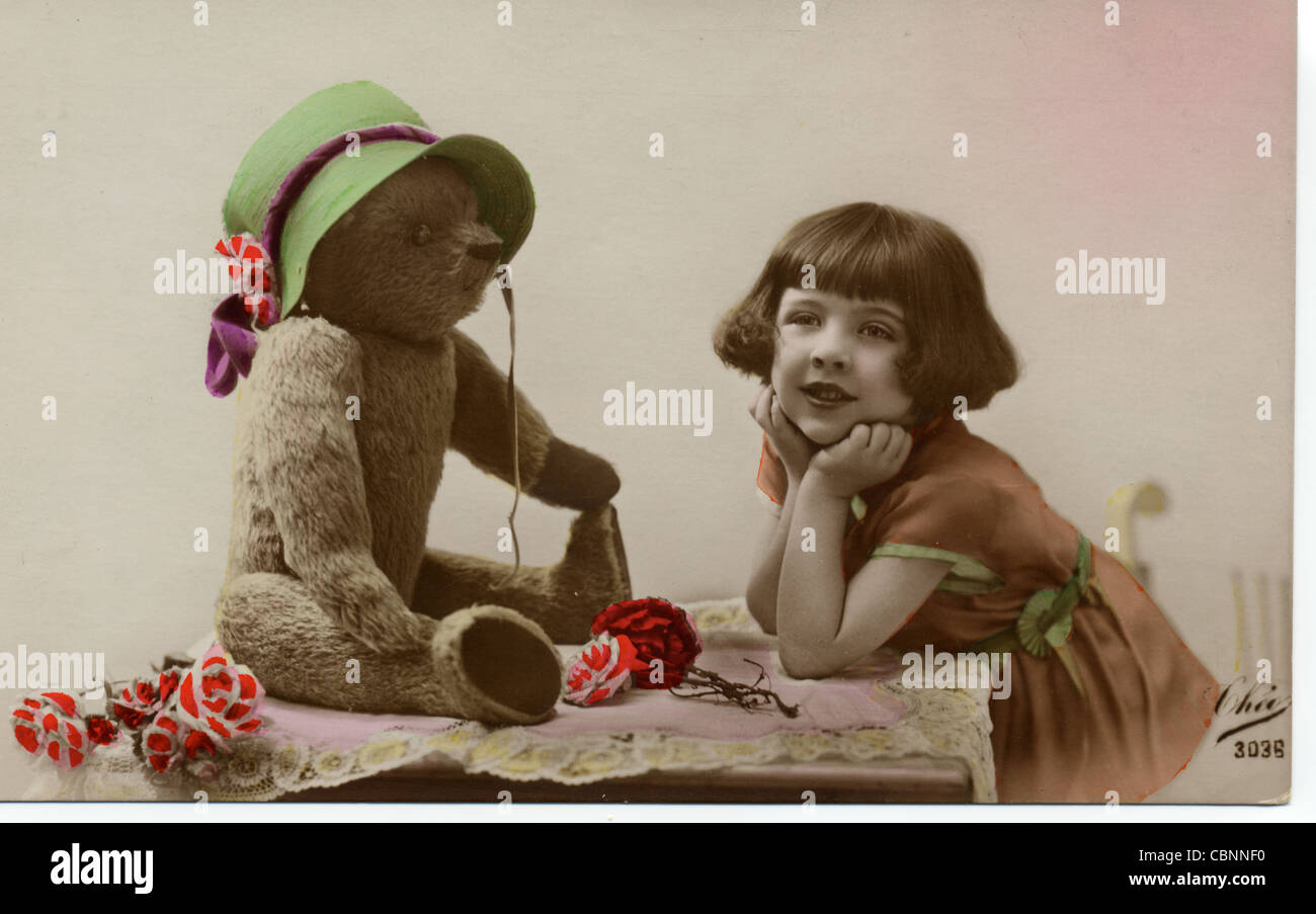 Mädchen mit Teddybär trägt einen grünen Hut Stockfoto