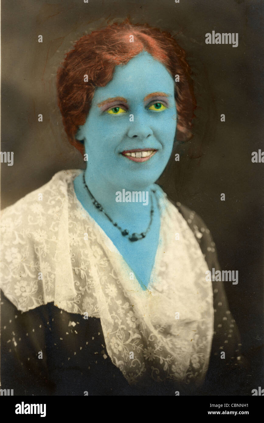 Grässliche blaue Frau im eleganten Kleid Stockfoto