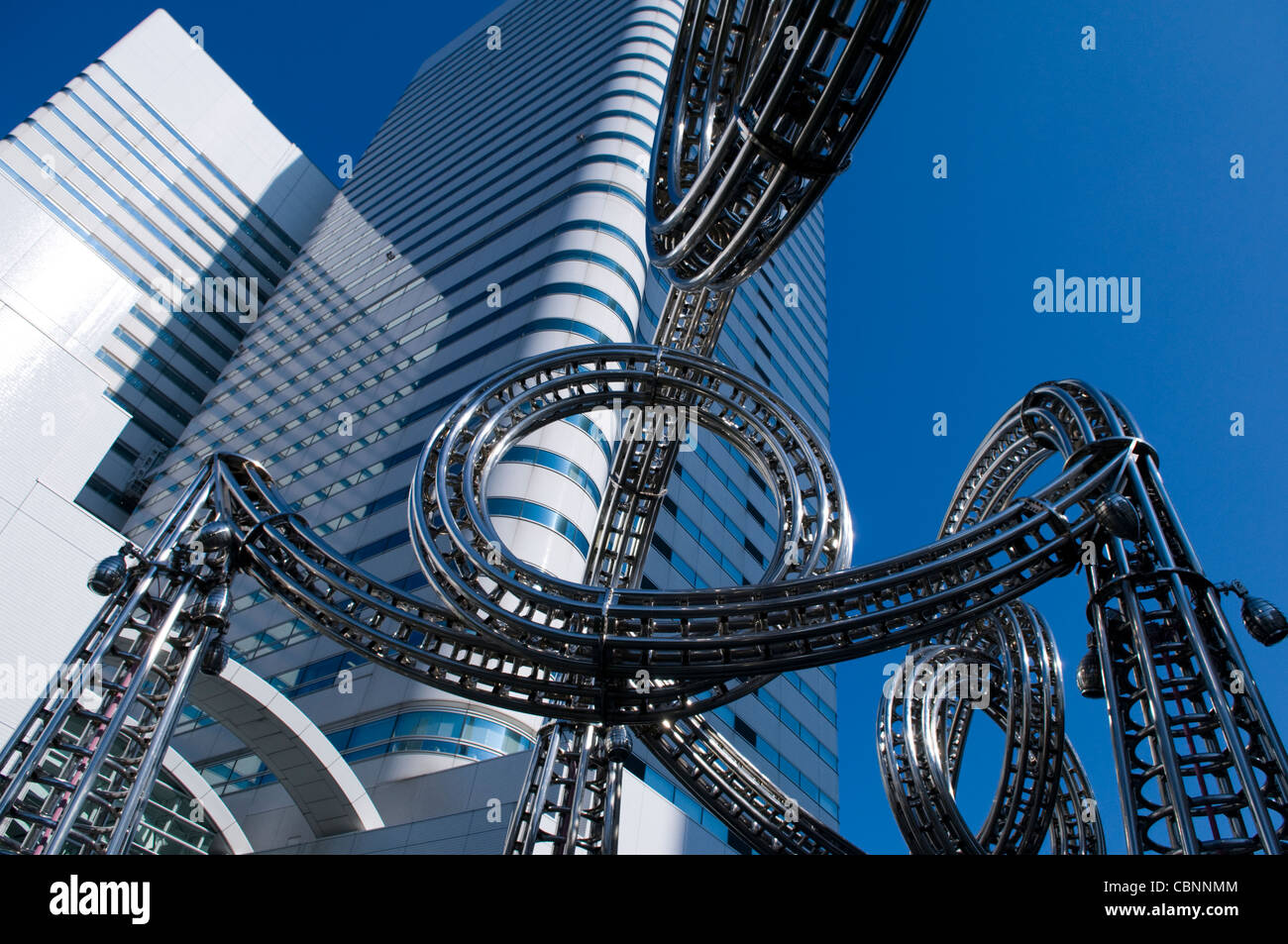 Metall-Skulptur in Queen Square Minato Mirai Yokohama Japan Stockfoto