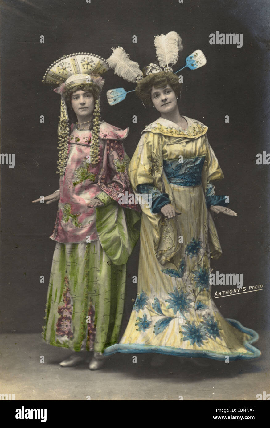 Zwei Frauen Vaudeville Ausführende in unerhörte dumme Kostüme Stockfoto