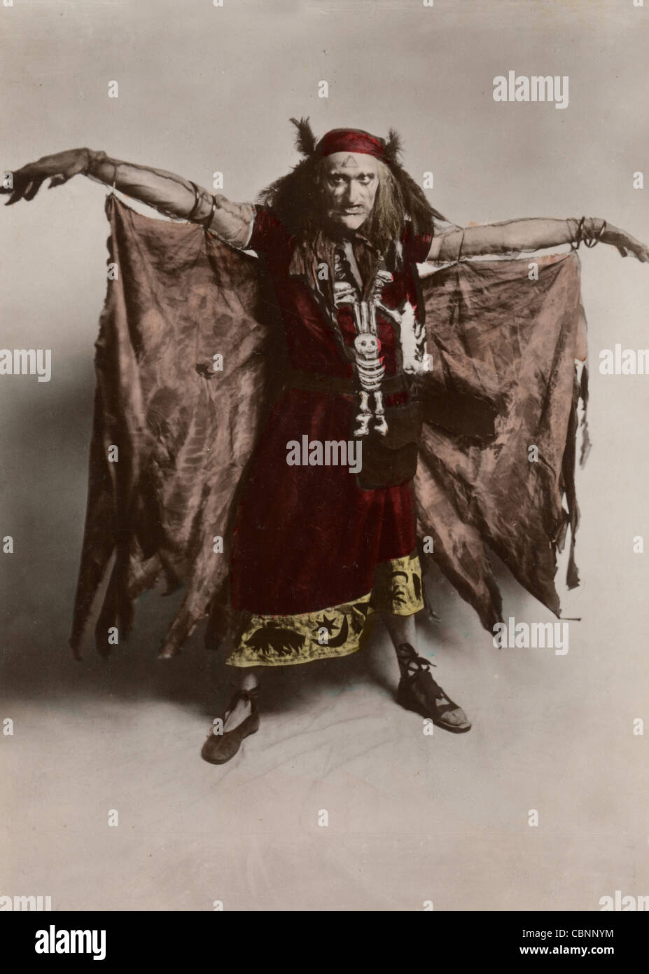 Charles Quartermaine als die Hexe in Faust Stockfoto