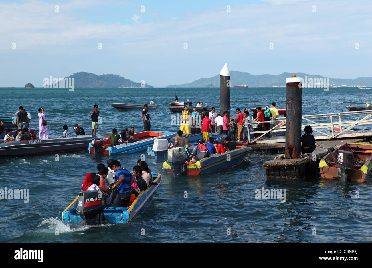 Wassertaxis Fähre Passagiere zu den äußeren Inseln. Kota Kinabalu, Sabah, Borneo, Malaysia, Süd-Ost-Asien, Asien Stockfoto