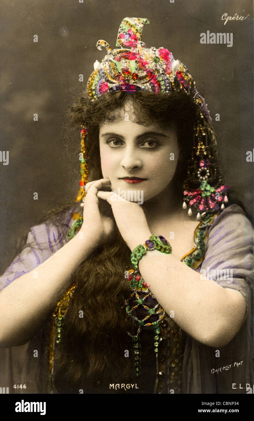 Schöne Opernsängerin spektakuläre Bejeweled Kopfbedeckung tragen Stockfoto