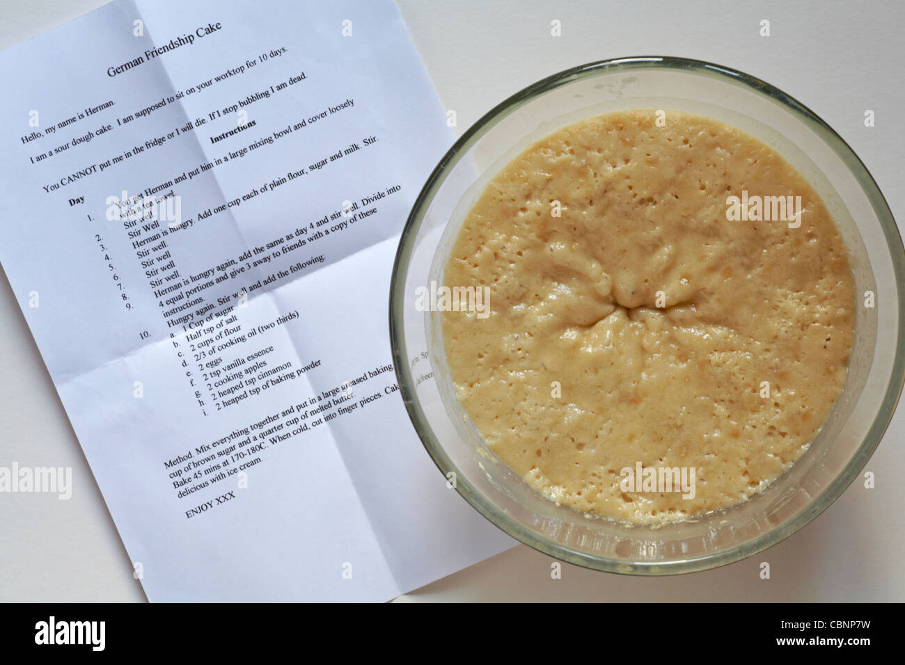 Eine Herman deutsche Freundschaft Kuchen - Mischung und Anweisungen dazu, Rezept und Zutaten auf weißem Hintergrund Stockfoto
