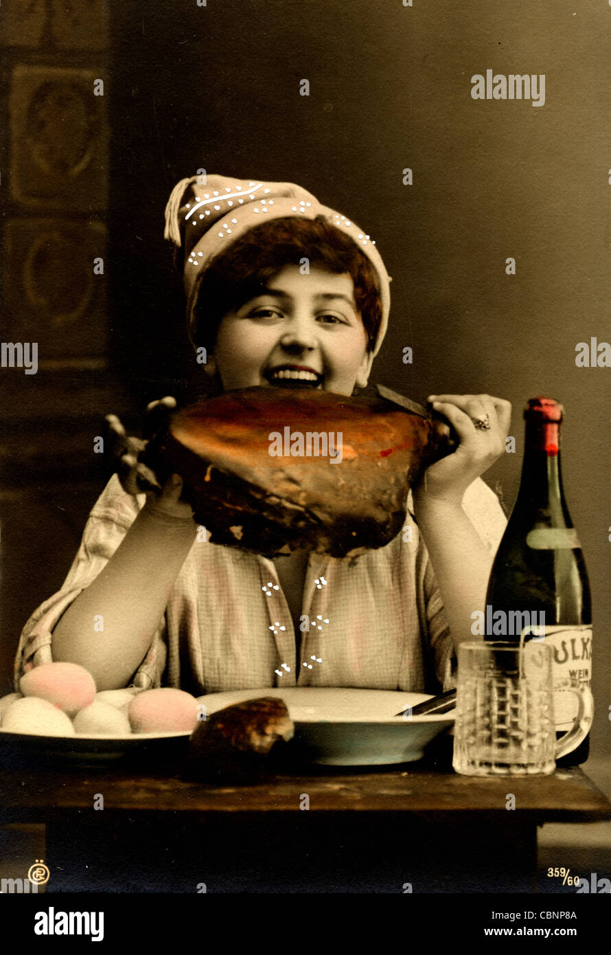 Woman Eating gesamte Roastbeef mit Gusto Stockfoto