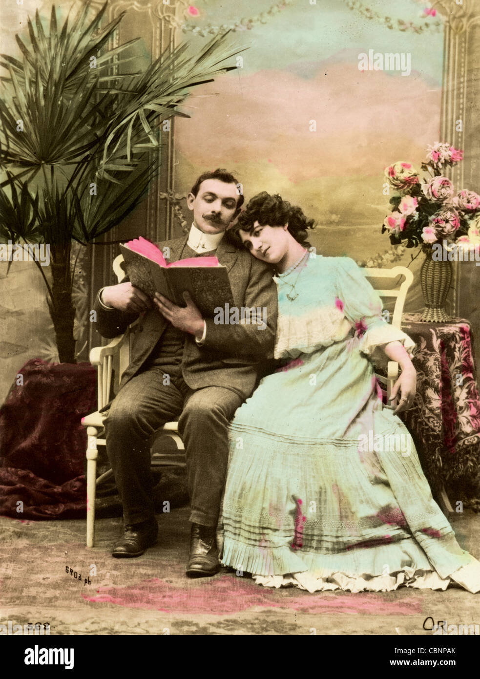 1900 s paar Lesebuch zusammen Stockfoto