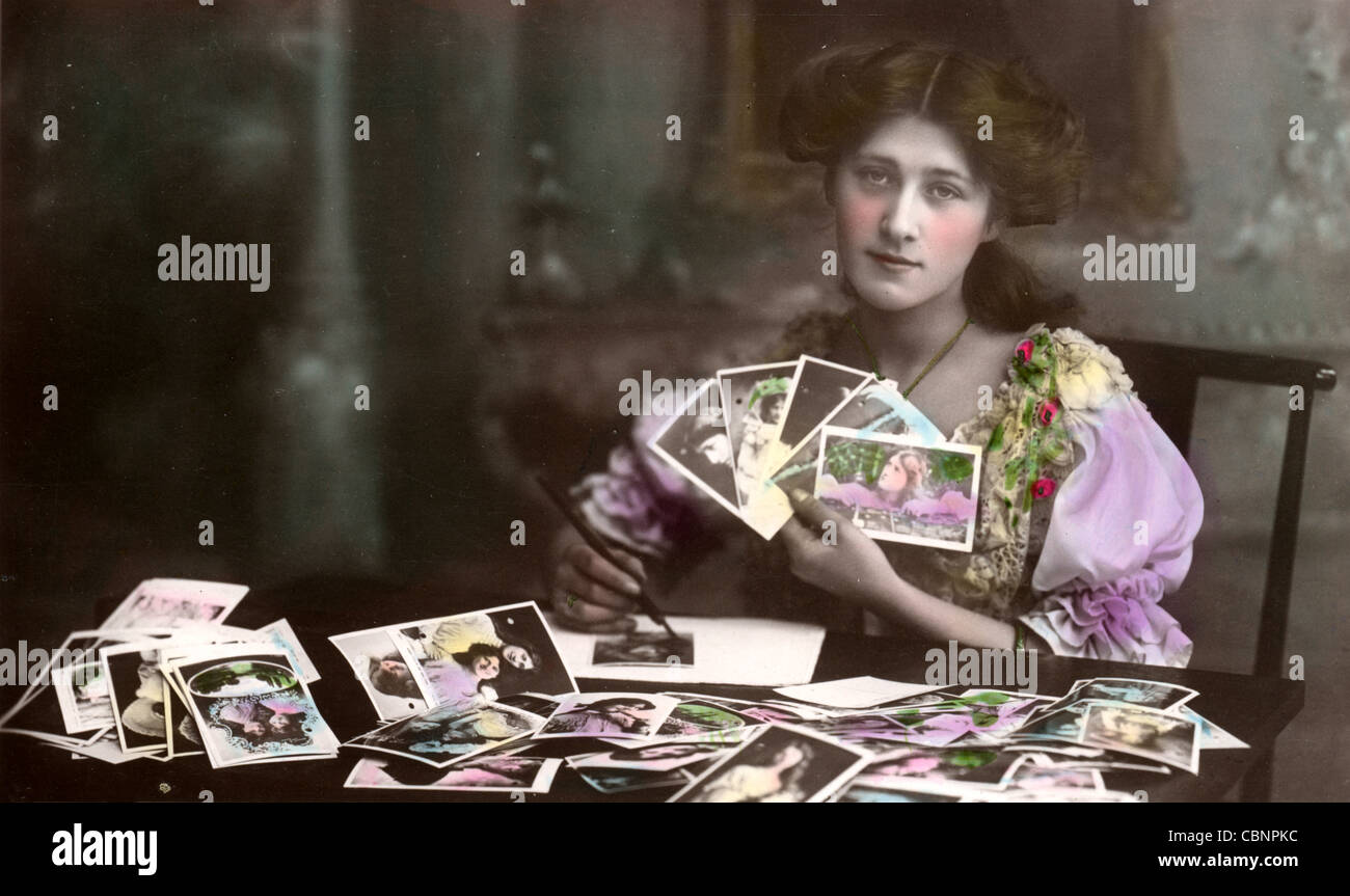 Schauspielerin Phyllis Dare mit Postkarten-Kollektion Stockfoto