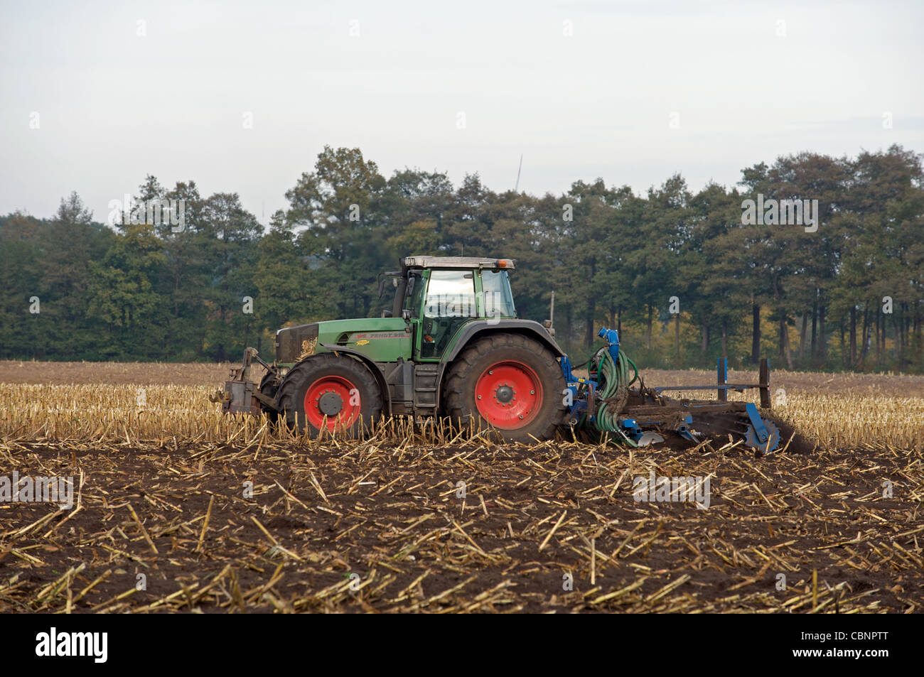 Fahren ein deutscher Landwirt gebaut Fendt-Traktor, ein Feld, Strohen, Niedersachsen, Deutschland zu pflegen. Stockfoto