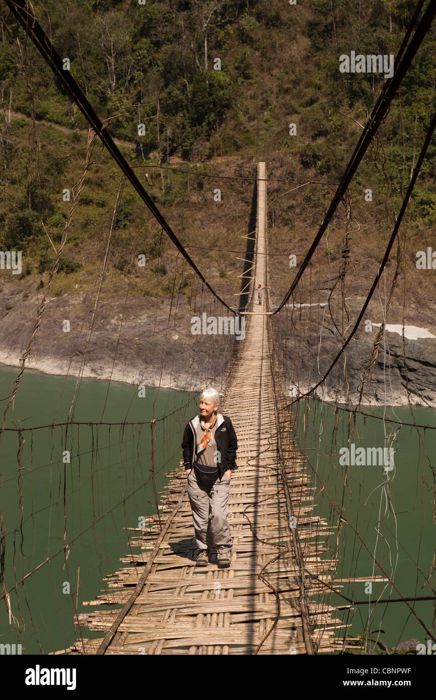 Indien, Arunachal Pradesh, Kabang, Ausläufern des Himalaya, westliche Frau Überquerung Hängebrücke über Siang Fluss Stockfoto