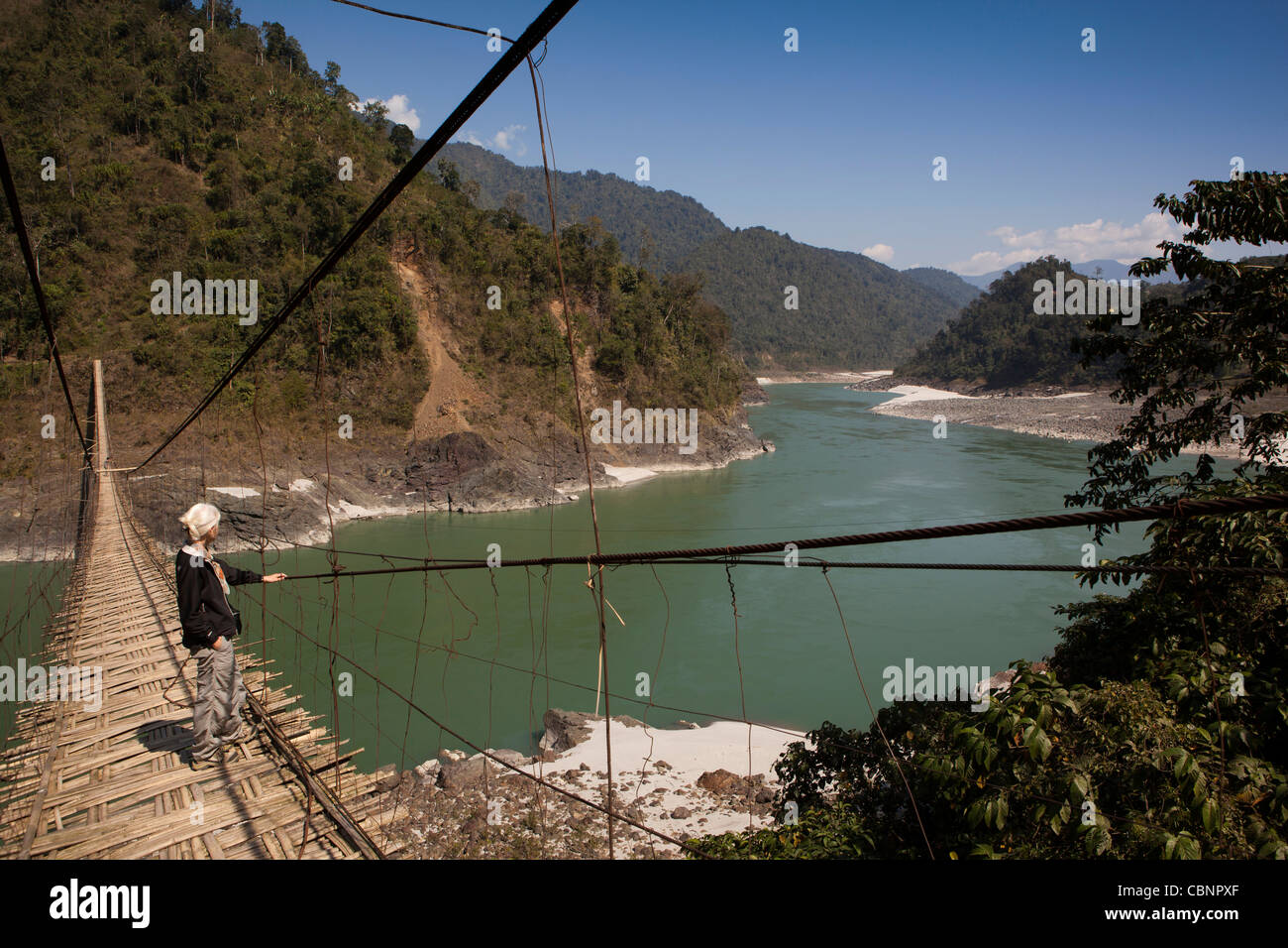 Indien, Arunachal Pradesh, Kabang, Ausläufern des Himalaya, westliche Frau Überquerung Hängebrücke über Siang Fluss Stockfoto