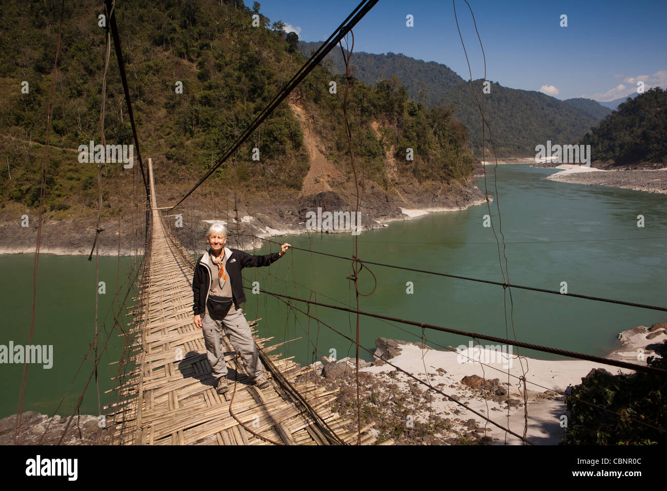 Indien, Arunachal Pradesh, Kabang, Ausläufern des Himalaya, westliche Frau Überquerung Hängebrücke über Siang Fluss Stockfoto