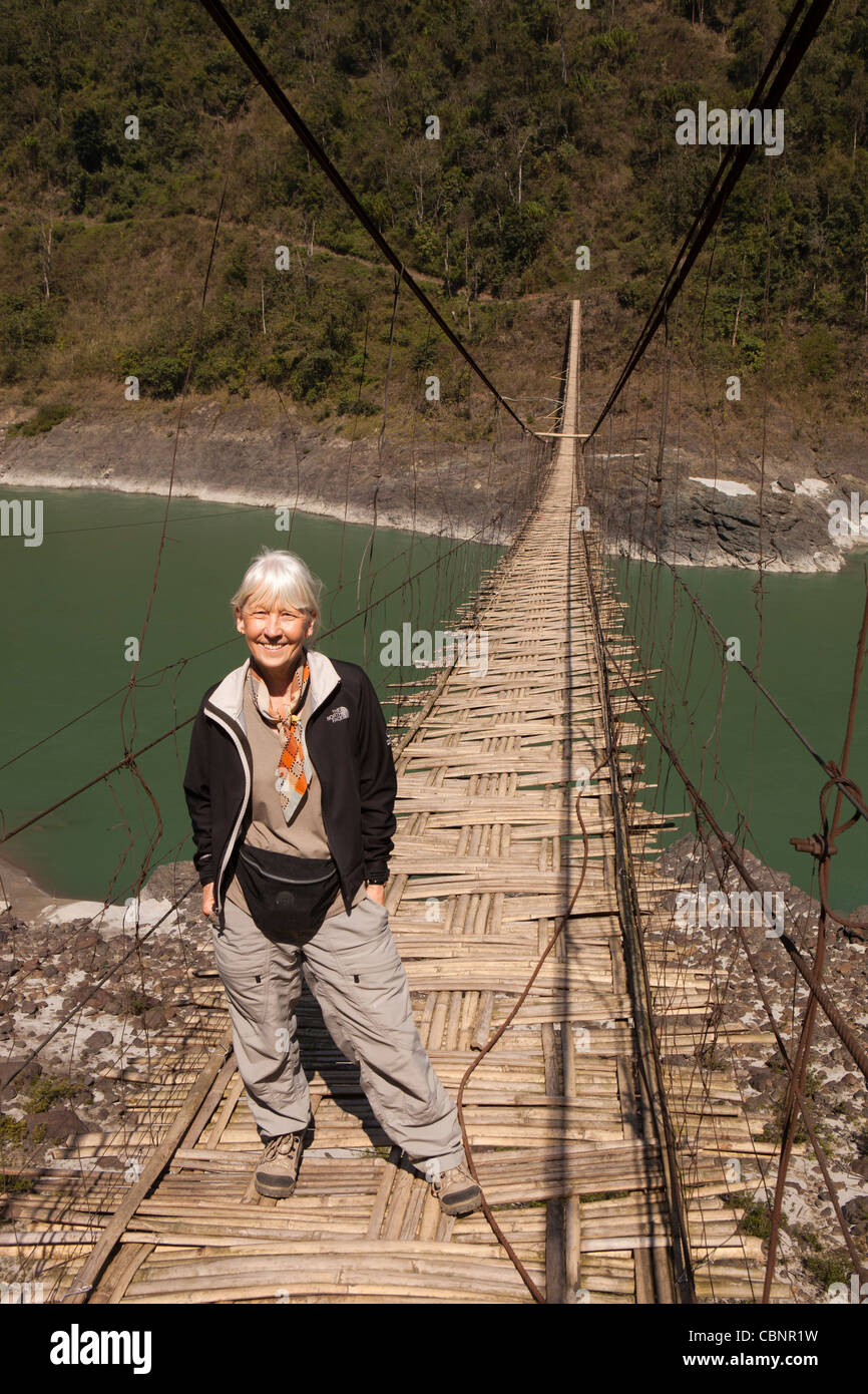 Indien, Arunachal Pradesh, Kabang, Ausläufern des Himalaya, westliche Frau Überquerung Hängebrücke über Siang Fluss Stockfoto
