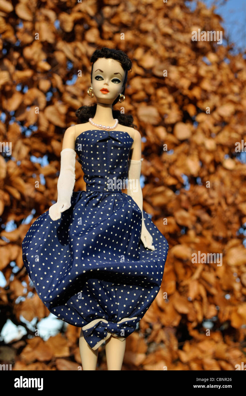 1959 Stahl #1 Vintage Barbie trägt 1959 Gay Parisienne Kleid und Fell  durch. Die erste Barbie-Puppe-Modell produziert Mattel Stockfotografie -  Alamy