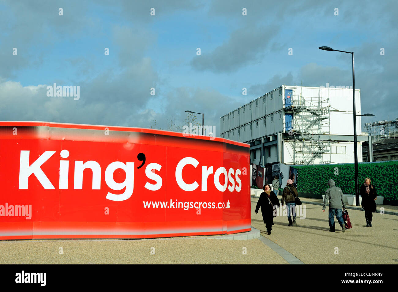 Kings Cross auf roten Werbetafeln, Kings Cross zentrale Entwicklung vor Ort, Ecke des Königs Boulevard gedruckt London N1C England UK Stockfoto