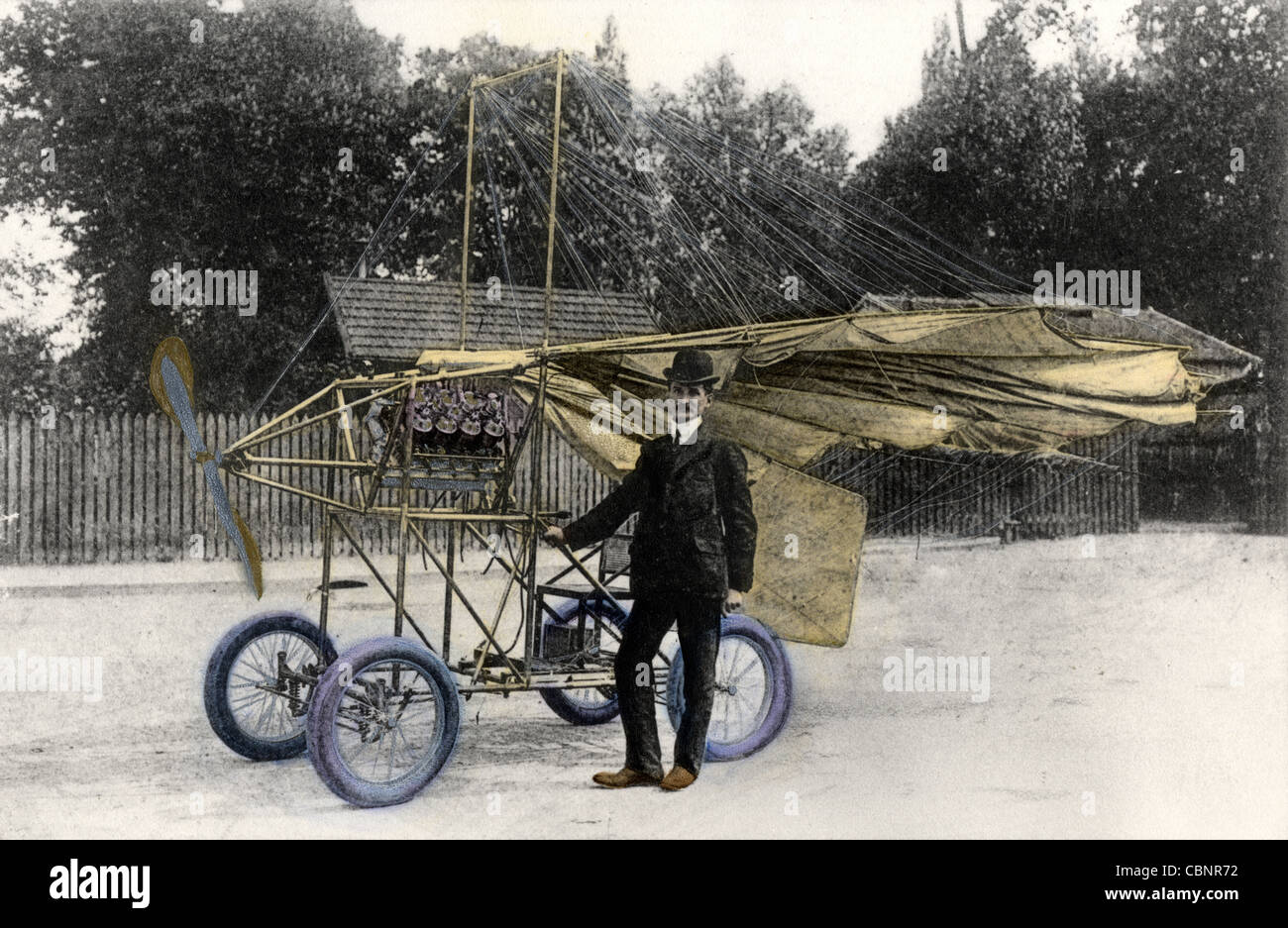 Erfinder mit flugunfähigem Flugzeuge Stockfoto