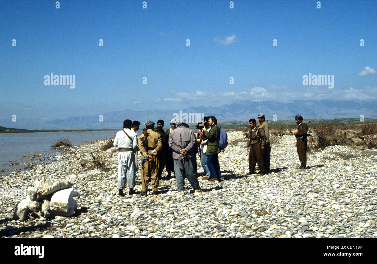 Grenze zwischen Syrien und dem Irak im Kurdengebiet, Fluss markiert die Grenze. Kurden begrüßen ausländische Journalisten während 1991 Aufstand Stockfoto