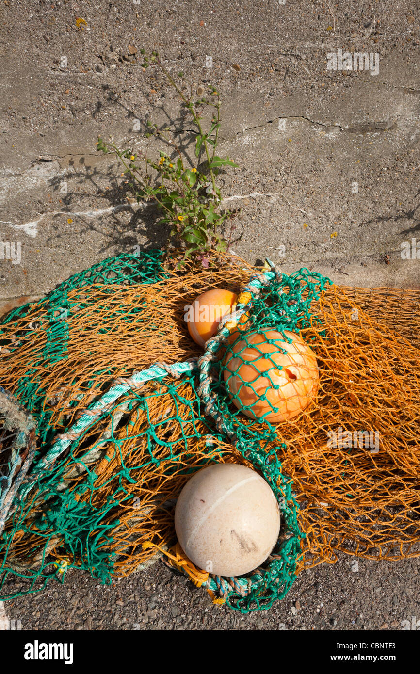 Angeln Netze & Bojen im Hafen von Balintore. Stockfoto