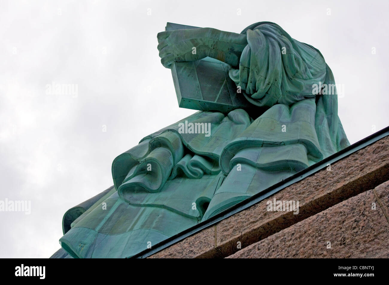 Tablet, auf dem geschrieben ist Juli IV M DCCL XXVI (4. Juli 1776) begriffen, von der linken Hand und Arm der Statue of Liberty. Stockfoto