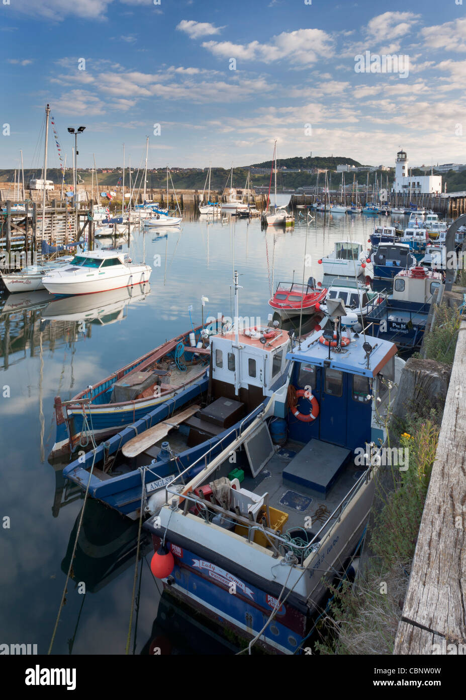 Hafen Sie-Blick auf Fischen und Sportboote in Scarborough an der Küste von Yorkshire. Stockfoto