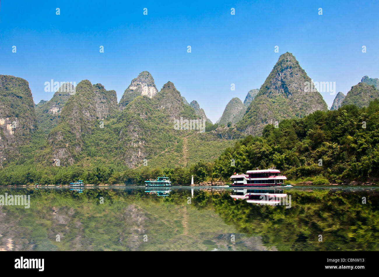 Bootsfahrt auf dem Li-Fluss zwischen Guilin und Yangshuo, Provinz Guangxi - China Stockfoto
