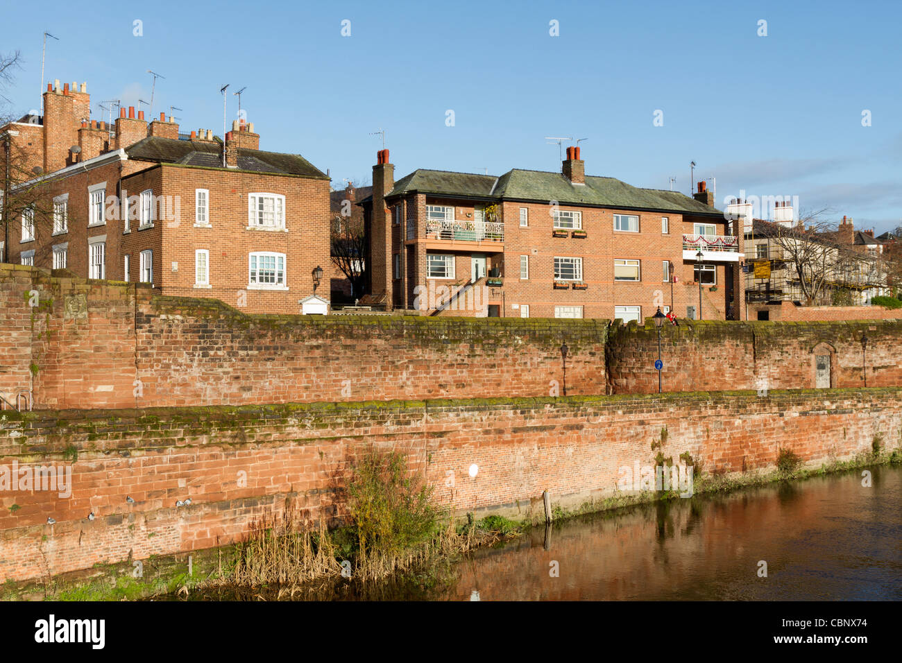 Die alten Stadtmauern am Fluss entlang in Chester Stockfoto