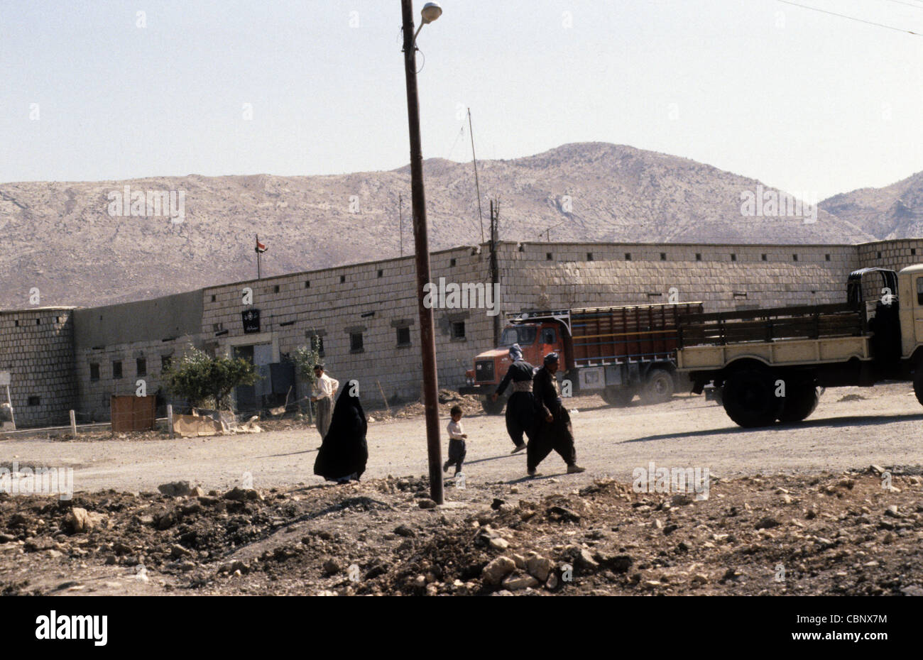 Kurden eilen vorbei irakische Baath Militärstützpunkt mit Gefängnis unter Saddam Hussein. Anfal-Ära, 1989, Irakisch-Kurdistan Stockfoto