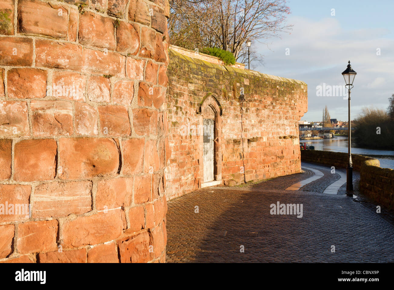 Die alten Stadtmauern am Fluss entlang in Chester Stockfoto