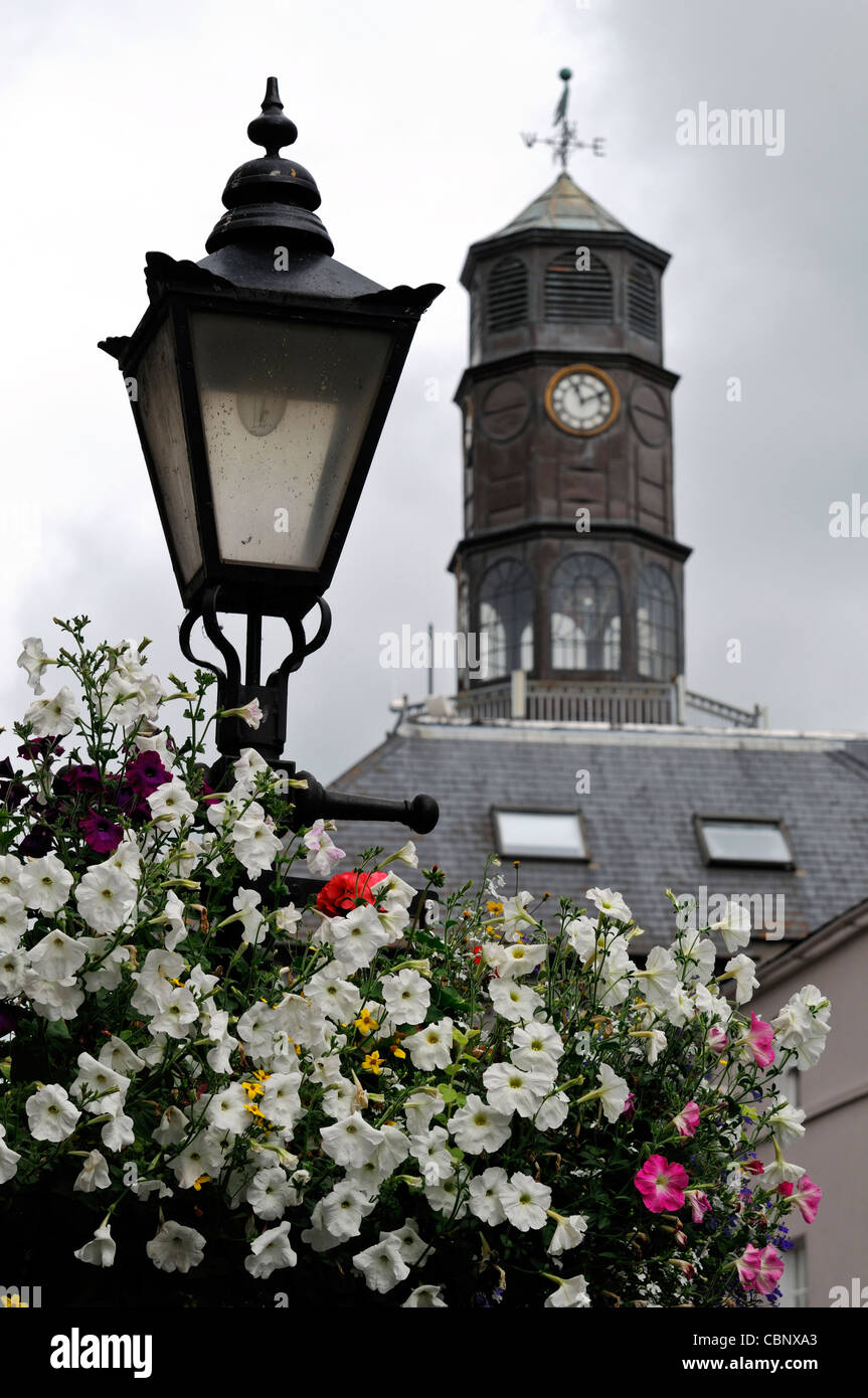 Die Tholsel Rathaus Hauptstraße Kilkenny Irland hängenden Korb Blume Lampe  Lampost leichte Uhrturm Stockfotografie - Alamy
