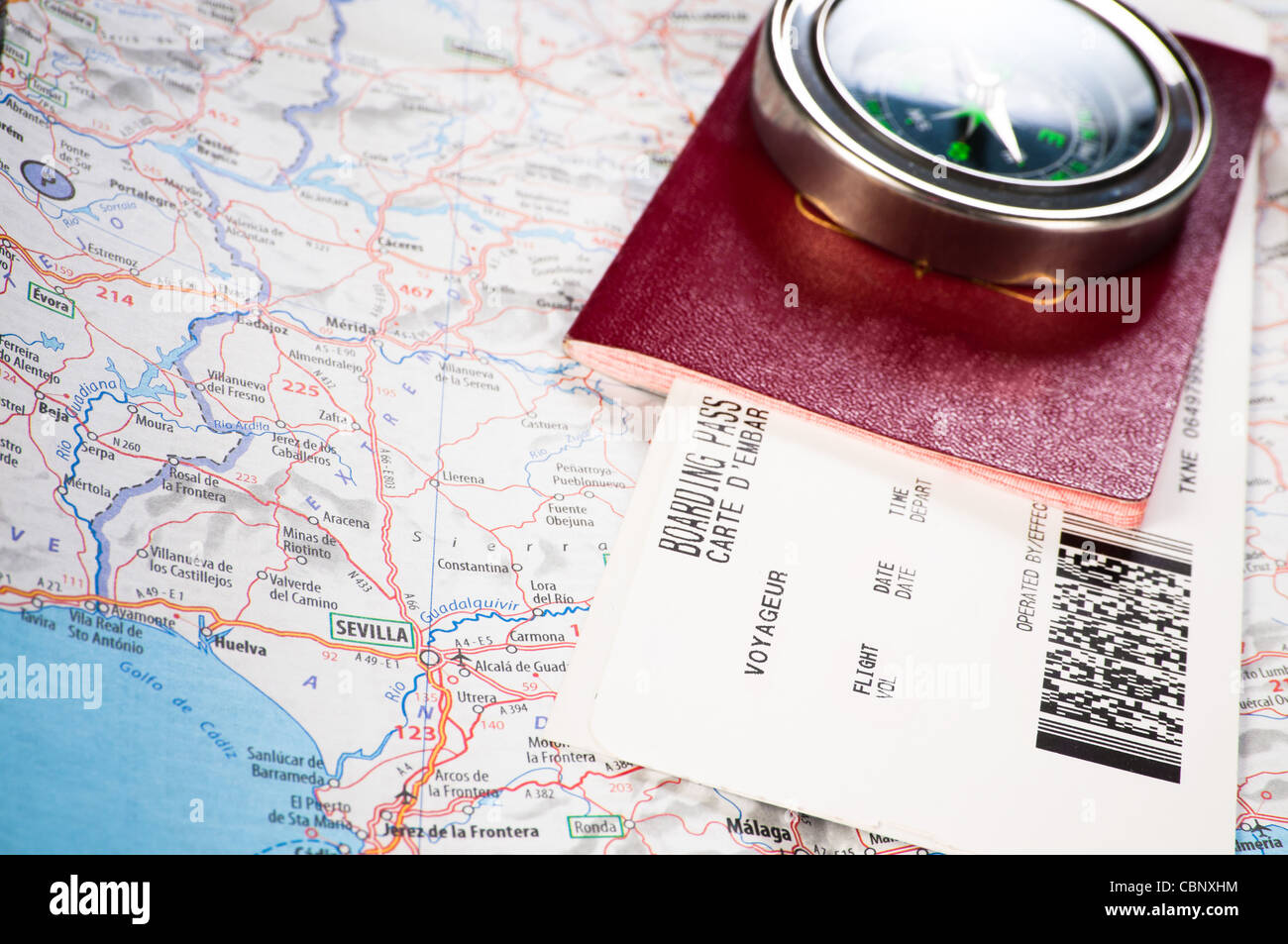 Kompass und Reisepass mit Bordkarte Stockfoto
