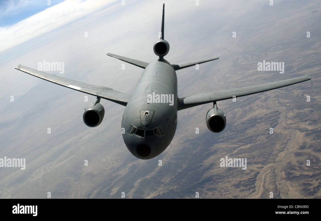 OPERATION ENDURING FREEDOM -- EIN KC-10 Extender vom McGuire Air Force Base, N.J., fliegt am 17. März eine Mission über Südwestasien, um die Operation Enduring Freedom zu unterstützen. Stockfoto