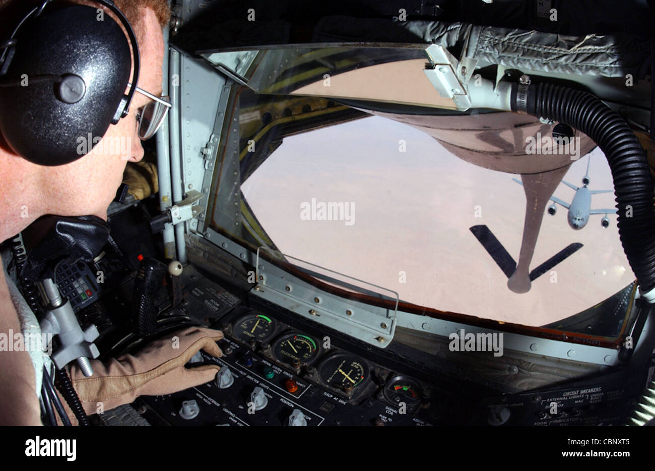 OPERATION IRAQI FREEDOM -- Meister Sgt. Sam Blackwell bereitet sich darauf vor, Kraftstoff auf einen KC-10 Extender zu übertragen. Er ist ein Boomoperator auf einem KC-135 Stratotanker, der von der Pease Air National Guard Base, N.H., eingesetzt wurde Stockfoto OPERATION IRAQI FREEDOM -- Meister Sgt. Sam Blackwell bereitet sich darauf vor, Kraftstoff auf einen KC-10 Extender zu übertragen. Er ist ein Boomoperator auf einem KC-135 Stratotanker, der von der Pease Air National Guard Base, N.H., eingesetzt wurde Stockfoto