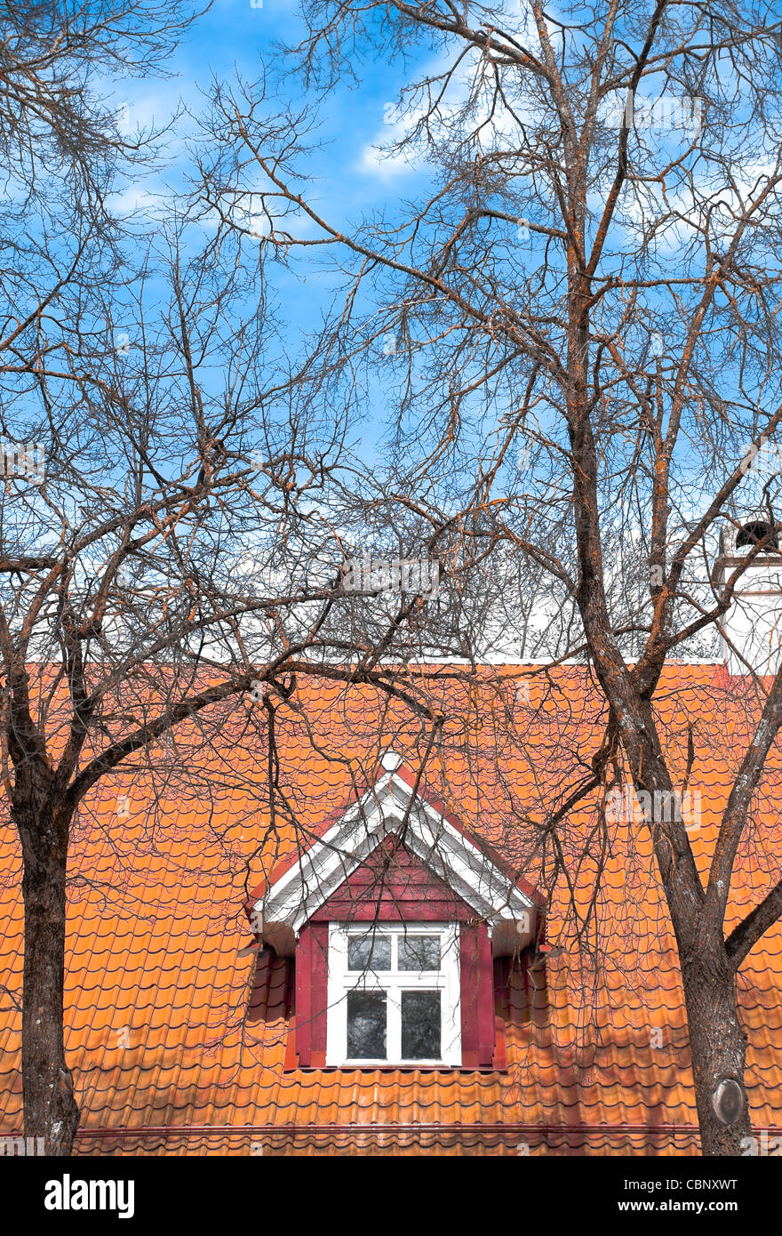 schöne alte Dach Haus Dachboden mit blauen bewölkten Himmel im Hintergrund (Estland, Europa) Stockfoto