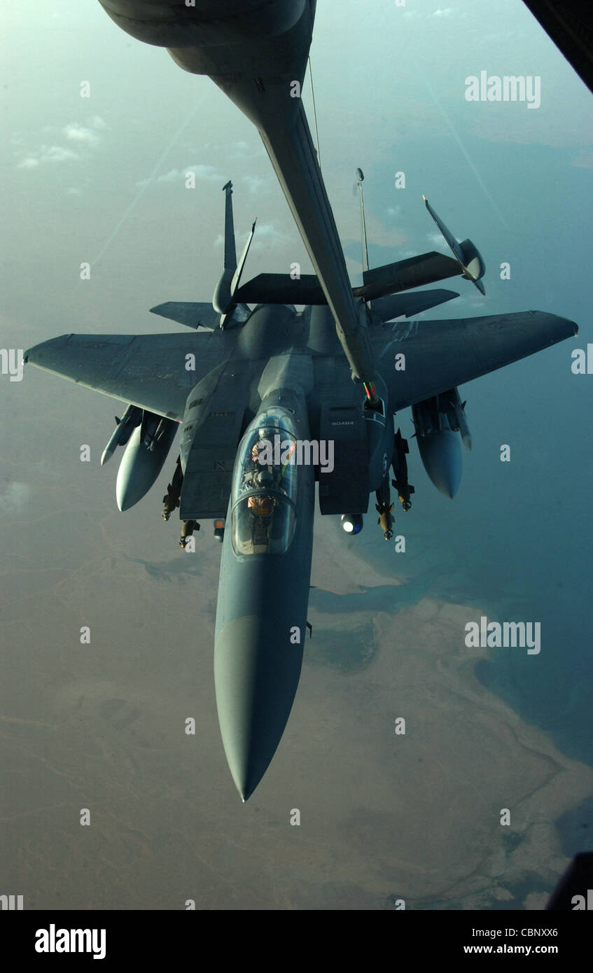 ÜBER IRAK -- ein F-15E Strike Eagle erhält Treibstoff von einem 908. Expeditionary Air Tanken Squadron KC-10 Extender während einer kürzlichen Mission hier. Koalitionsflugzeuge durchschnittlich 40 Kampfhandlungen täglich zur Unterstützung der Operation Iraqi Freedom. Stockfoto