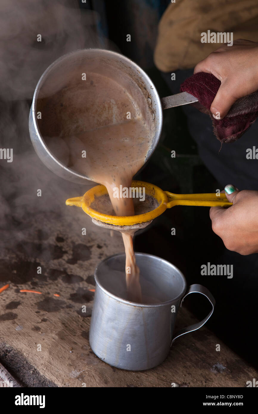 Indien, Manipur, Lairouching Hügel, Essen, kleine Straßencafé, Chai (Tee) wird in Tasse angespannt Stockfoto
