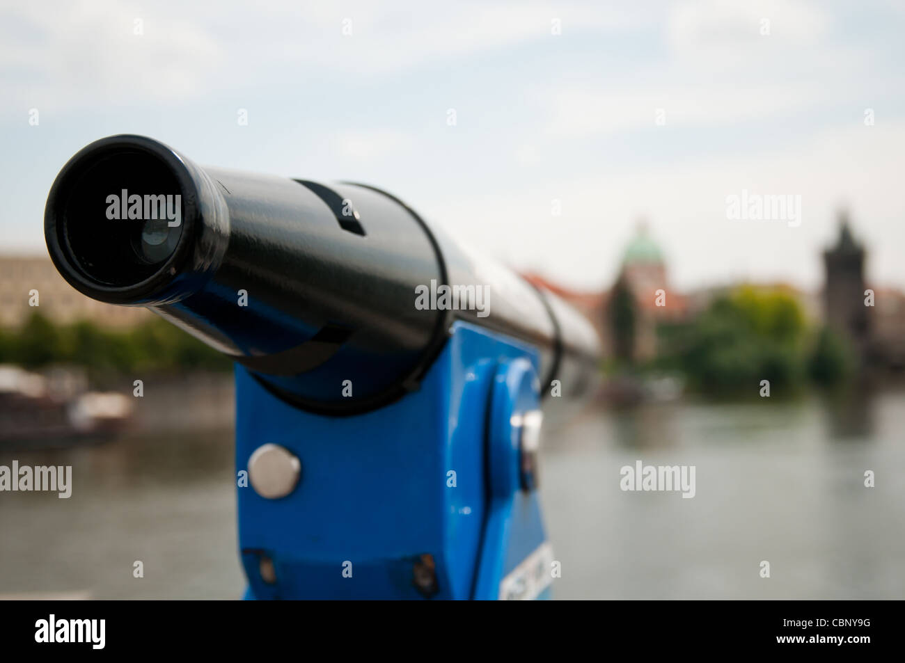 Teleskop mit Blick auf Prag Stockfoto