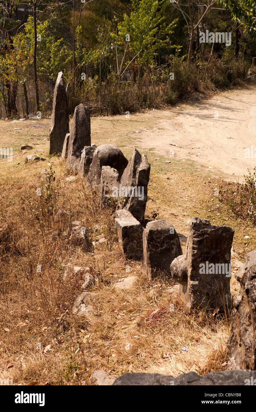 Indien, Nagaland, Rhanhe Tsu Monolithen, Straßenrand Steinen Erinnerung an wichtige Anwohner Stockfoto