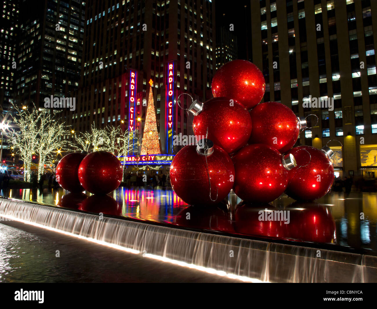 Nachtaufnahme der Radio City Music Hall in der Weihnachtszeit, Downtown Manhattan, New York City, New York, USA, Stockfoto