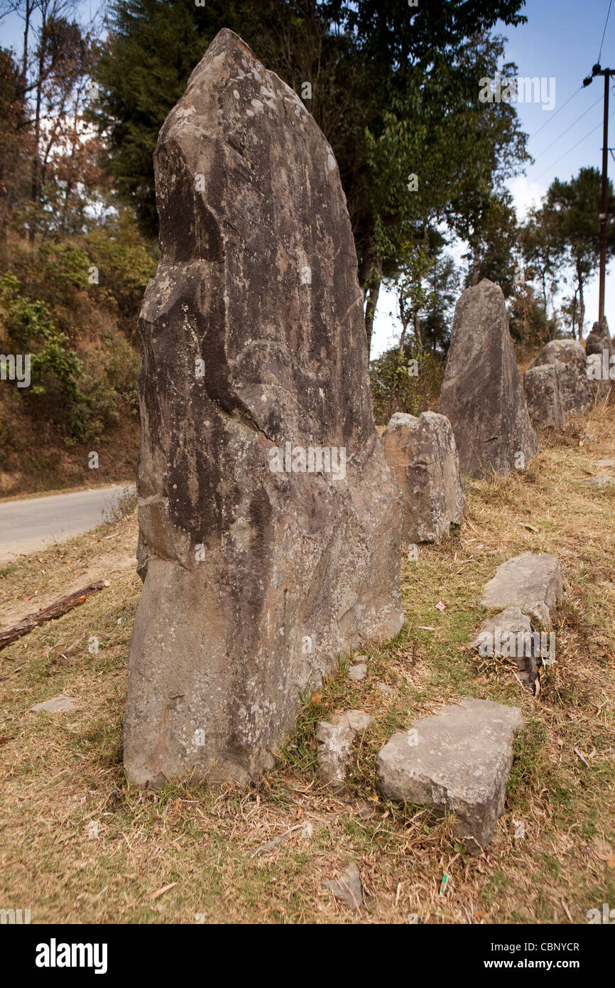 Indien, Nagaland, Rhanhe Tsu Monolithen, am Straßenrand Megalith Steinen Erinnerung an wichtige Anwohner Stockfoto